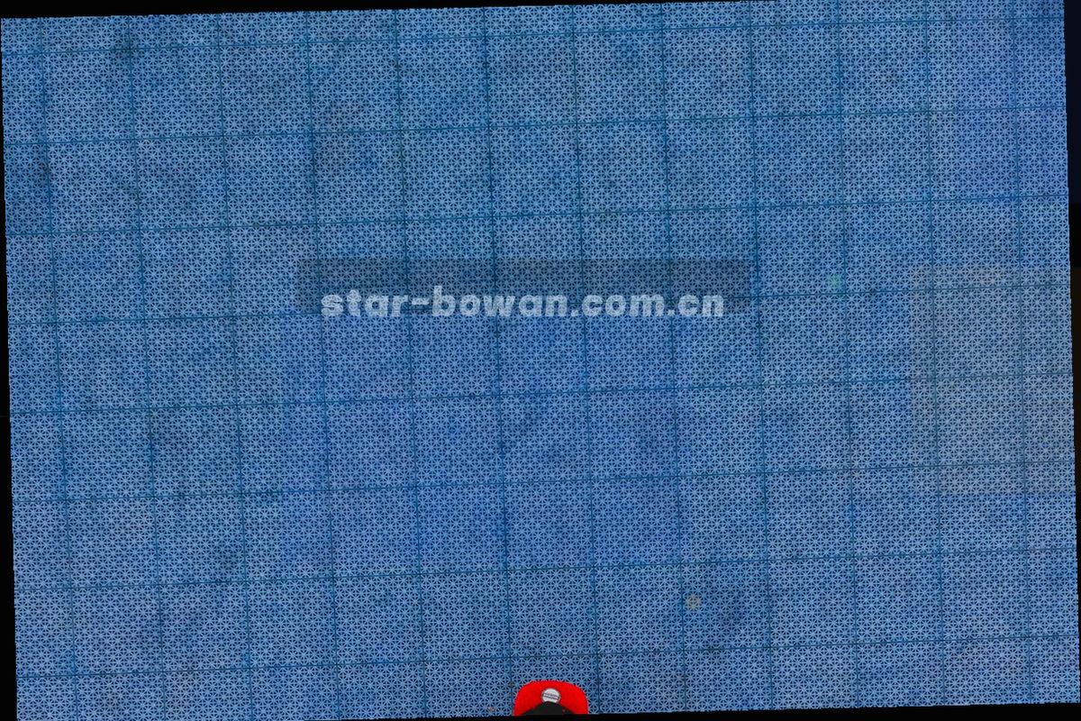 两张并排的记录卡片，卡面上印着等宽字体时间戳与状态色块，边角整齐